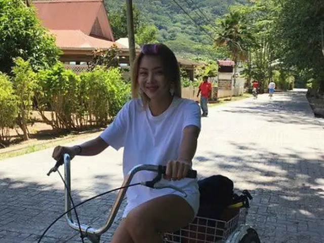 ”Brown Eyed Girls” Narsha, to a wedding ceremony by bicycle. A wedding with justtwo people.