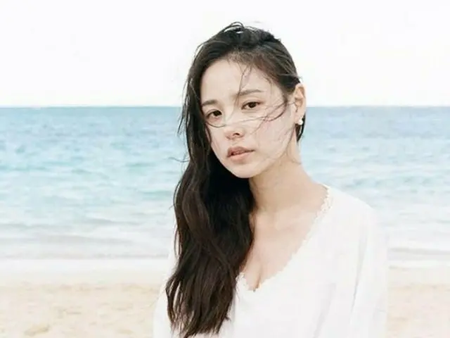 Actress Min Hyo Lyn married to BIGBANG SOL, SNS update. Various poses on thebeach.