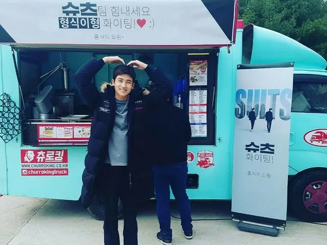 Actor Yu A In gave a catering car to his office partner Park Hyun-sik.