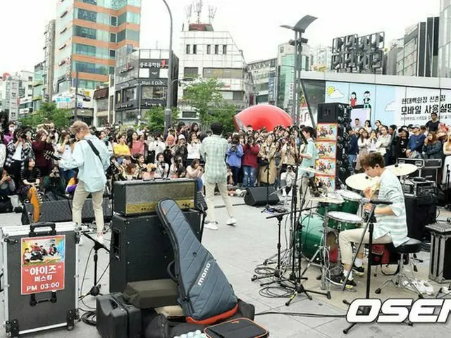 IZ, holding a live on the street. On the 7th, Seoul · Yonsei Star Square infront of Shinchon Store a
