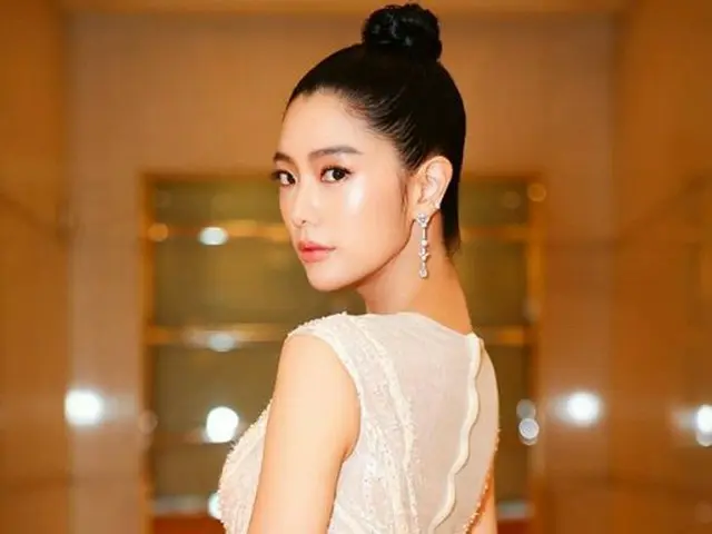 Actress Clara, show off perfect S line with dress.