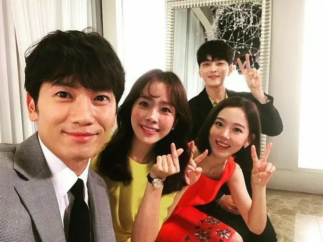 Actor Jisung, released a picture taken in the waiting room of the tvN TV Series”Knowing wife” produc