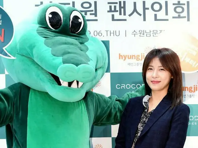 Actress Ha Ji Won, attended the autographing session of the ladies' apparelbrand · crocodilelady. Su