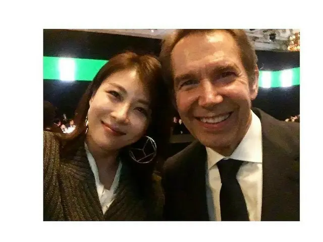 【G Official】 Published a photo with actress Ha Ji Won, Jeff Koons.