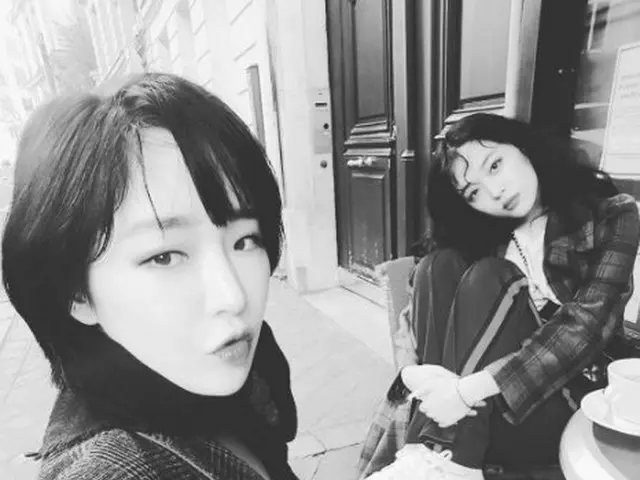 Brown Eyed Girls GAIN, updated SNS. Sulli and two shots at the street corner ofParis.