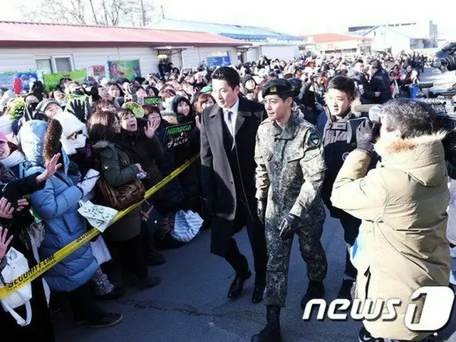 Kim Hyun Joong (SS501, Lida), ”Korean style citizen of the Mountain People” atthe exit. On the morni