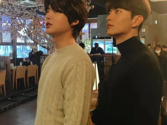 【G Official】 Actor Ahn Jae Hyeon, released a photo with a comment ”Two peoplewaiting for 9:30”.