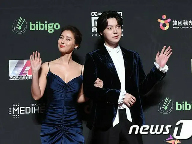 Actress Kim Sung Ryoung & actor Ahn Jae Hyeon, ”2018 MAMA PREMIERE in HONG KONG”red carpet. Hong Kon