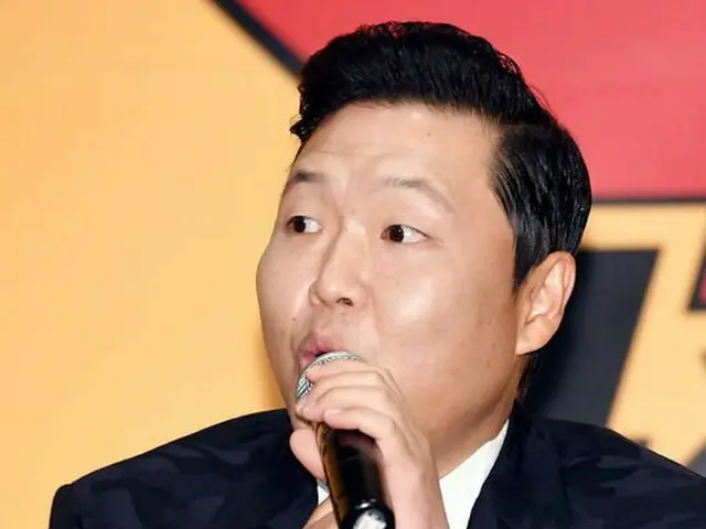 Singer PSY, holding a comedian press conference.