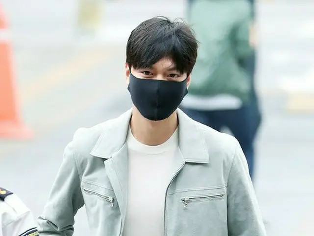 Lee Min Ho, Today's enlistment. Appeared with a mask of black.