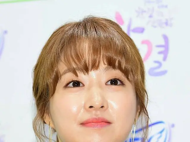 Park Bo Young, appearing at the fansign society.