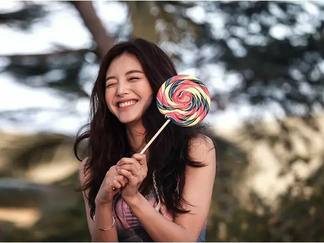 RAINBOW Jegyeon, updated SNS. Have a colorful candy.