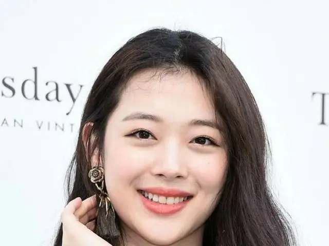 The late SULLI of the f(x) former member and the words of his insulated fatherare Hot Topic. ● I hav