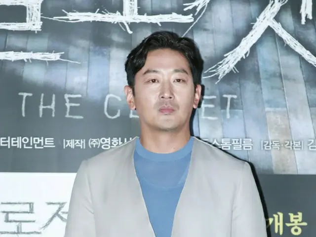 It is reported that he is a famous movie actor A and actor Ha Jung Woo (realname: Kim SungHoon) who