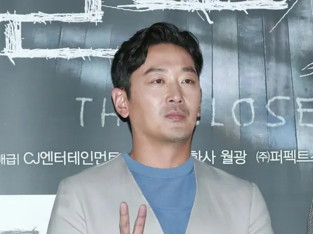 Actor Ha Jung Woo, Hot Topic is a conversation at KakaoTalk that he continued tocatch mobile phone h