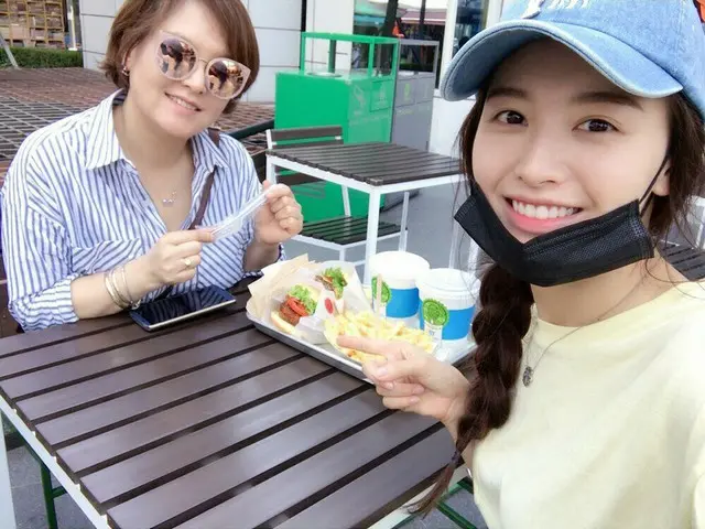 RAINBOW former member Kim · Jae Kyung, updated SNS. Mom and market date.