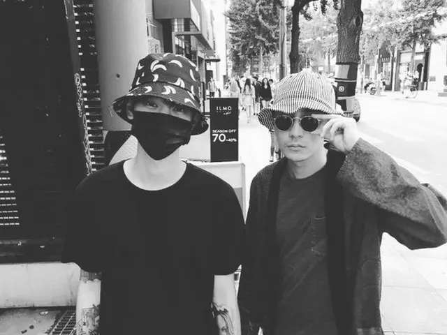 Singer Jung JOOn Young, updated SNS. Bless your best friend Roy Kim's birthday.