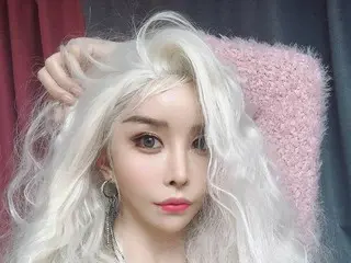 "Tran Suzy Ender" talent Ha Ri Su, a makeover with silver hair. It's like a doll