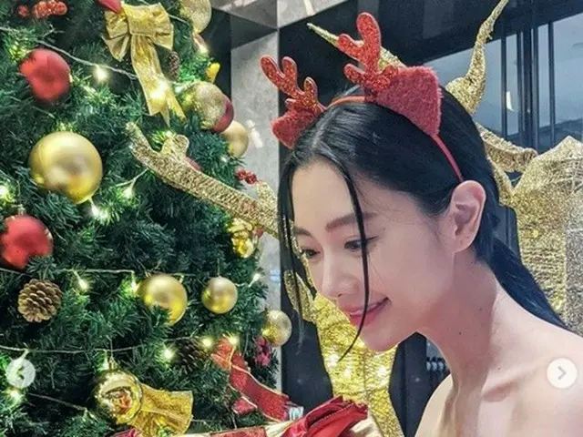 Actress Clara wears a red dress and transforms into a sexy Santa. .. ..