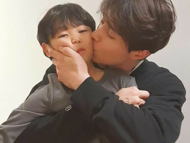 Reunion kiss between former soccer player Lee Dong Wook and son Cyan.