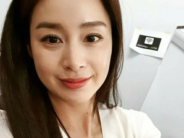 Actress Kim Tae Hee, selfie photo released. 40 years old, good looks withoutflaws. .. ..