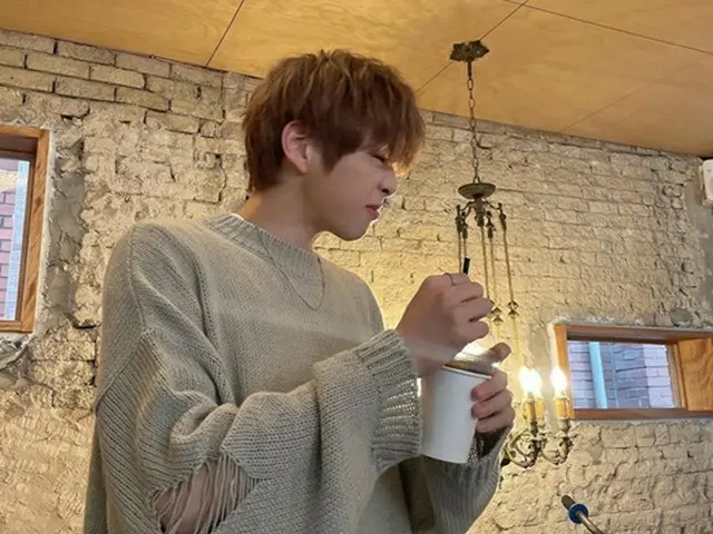 Kang Daniel frowning expression on the bitterness of his coffee is ”cute”.