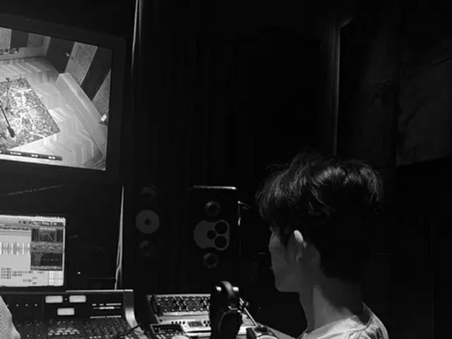 iKON former member B.I releases recent photos in the recording room. gugudanformer member Mina also