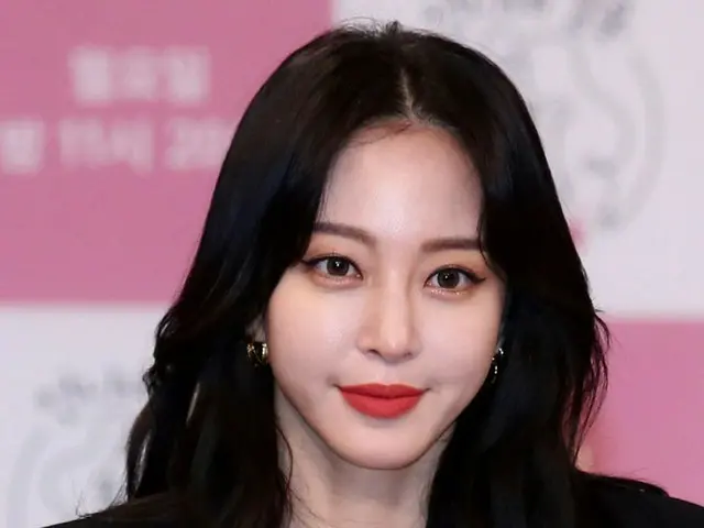 Actress Han Ye-seul, denied the report from Dispatch that ”lover was a host ofan entertainment facil