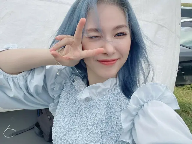 [T Official] EVERGLOW, [#Mia] #Promise, Myahind Photo Blue clothes ver.