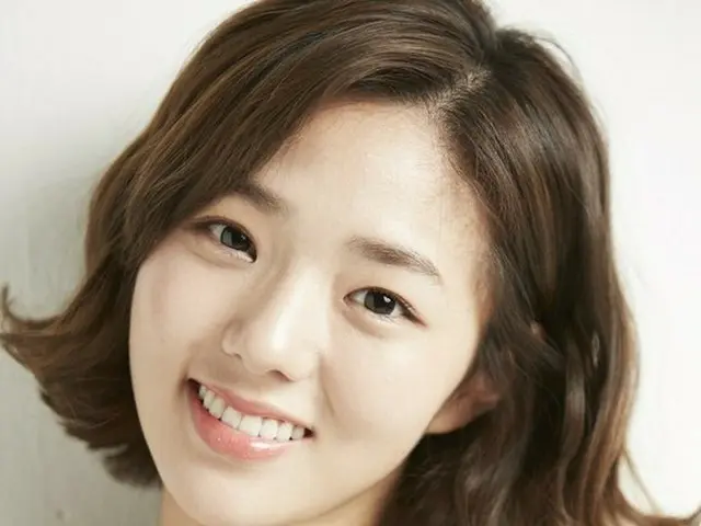Actress Chae SooBin, signed a re-contract form with Toin entertainment.