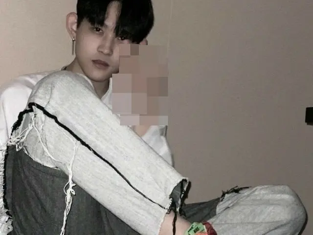 The son of the late actress _Choi Jin Sil_, rapper's Z.flat, posted a photo likean insulting gesture