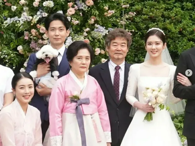 Jang Nara's brother and actor Jang Seong Won has released a family photo of JangNara's wedding. .. .