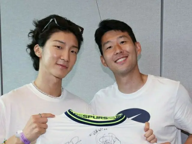 WINNER Lee Seung Hoon has released the two shot photo with the Korean nationalfootball team member,