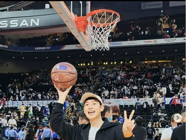 Actor Lee Je Hoon published the photos of how he watched an NBA game in Japanand became a Hot Topic.