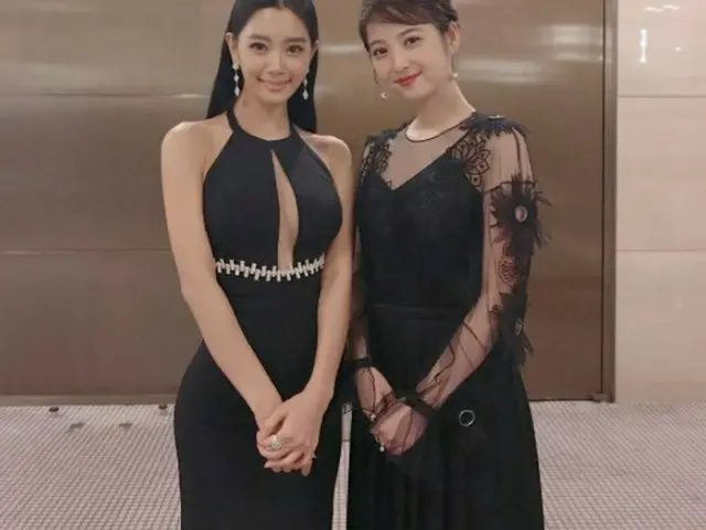 Two-shot pictures of actress Clara, and Nozomi Sasaki was released. Theyattended the Tokyo Internati