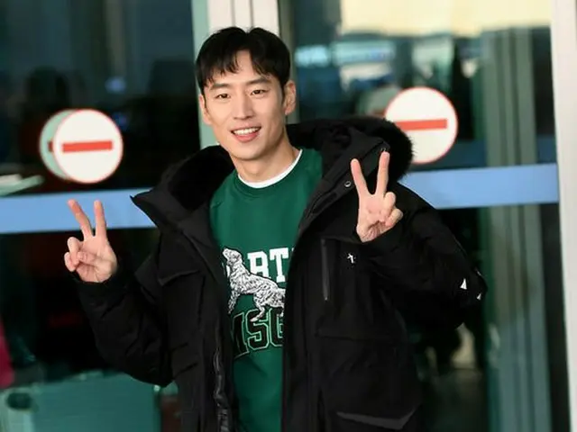 Actor Lee Je Hoon, departure to Hong Kong for the 2017 MAMA appearance. On themorning of 30th, Inche