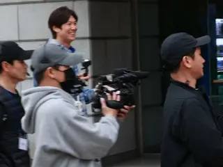 Yeon Jeong-hoon, Kim Jung-min, Moon Se-yoon, Din-din, and Na InWoo, who arerecording ”1 night and 2 days”, meet at the ”MUSICBANK” arrive to work site