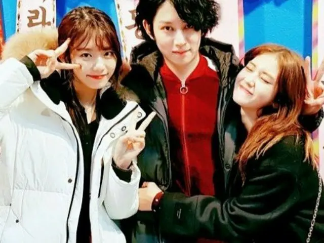 SUPER JUNIOR Hee-chul, SNS update. Flowers in both hands. Photo with IOI formermembers Soho & Somi.