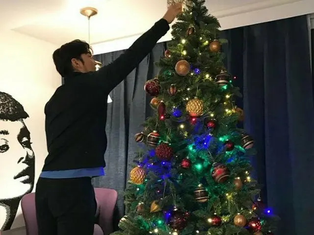 Yoon Kye Sang, struggle to decorate the Christmas tree.
