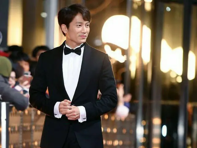 Actor Jisung, during a red carpet event. ”2017 SBS Drama Acting Awards”, SeoulSamui SBS Prism Tower.