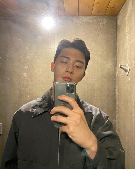 Actor Park Seo-joon, "mirror selfie" is the most handsome thing you'll ever see.
