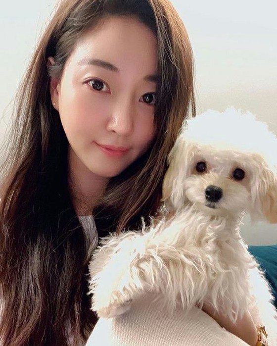 Actress Kim Sa Rang, youthful beauty in her 40s ... A selfie with her dog