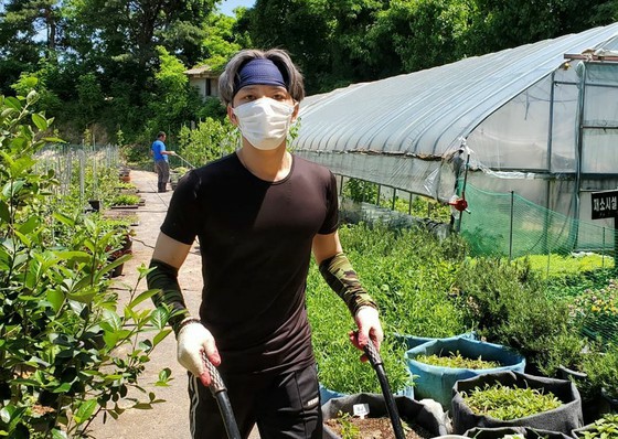[Topic] Kim Jaejung (JYJ), wears arm covers & work gloves.
