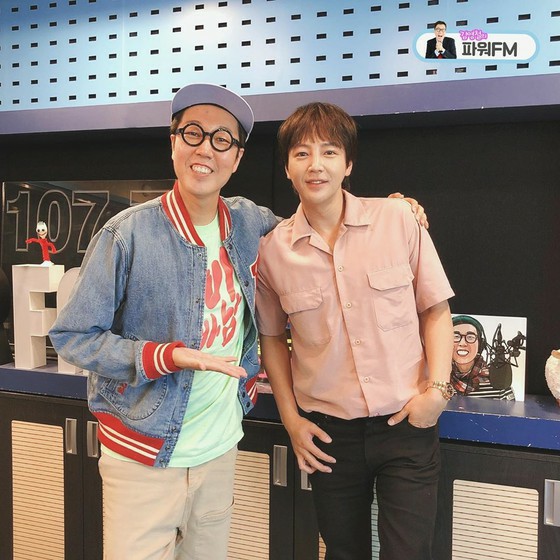 [Topic] Comedy entertainer Kim Yong-chul, shares photo with Jang Keun Suk who just got discharged from the military.