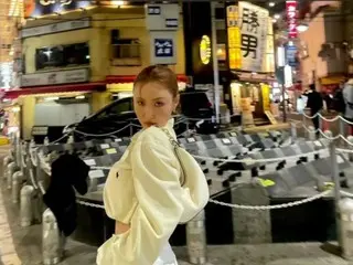 Hwasa (MAMAMOO) enjoys Japan, Odaiba is in the background as she poses... She also reveals her bathing in a hot spring