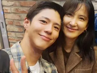 Actor Park BoGum and actress Shin Dong-mi take a sweet selfie... their smiles are so cool