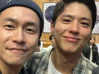 Actor Park BoGum and actor Lee Jae Woowon who came to see the musical... “Prince of Daehakno”