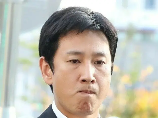”麻薬容疑”俳優イ・ソンギュン、やつれた顔で警察2次調査に出席...「誠実に答える」