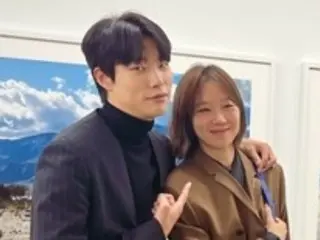The person next to her is not her husband...Actress Kong Hyo Jin supports the photo exhibition of her "good friend" actor Ryu Jun Yeol