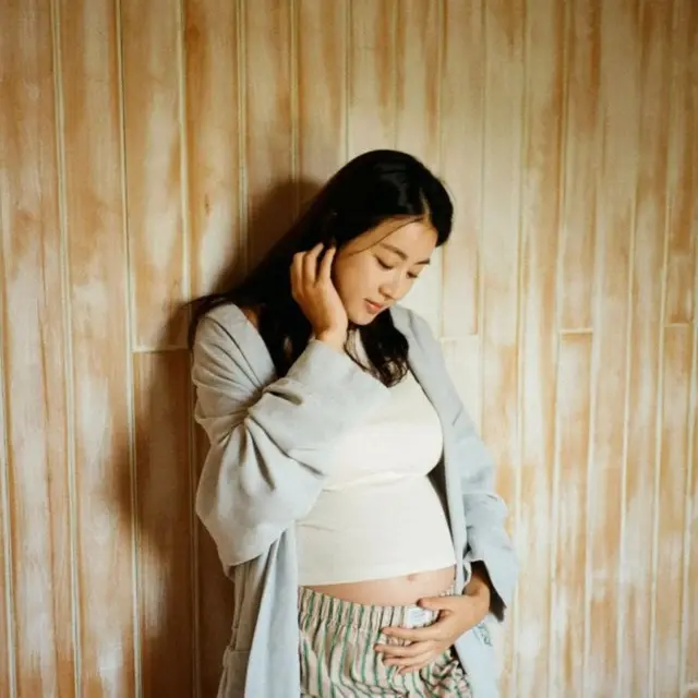 女優カン・ソラ、きれいな瞬間を画報に…眩しい臨月のDライン公開